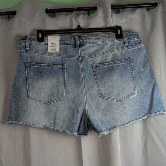Time and Tru Blue Jean Shorts withβ Frayed Hem and Distressed Look - Picture 2 of 6